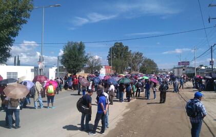 Bloquean maestros carreteras de Oaxaca para conmemorar Nochixtlán