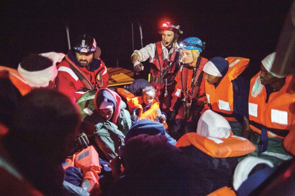 Un grupo de migrantes fue transferido ayer de un barco español a uno de la organización Médicos Sin Fronteras, luego de ser rescatados en la madrugada en el mar Mediterráneo.