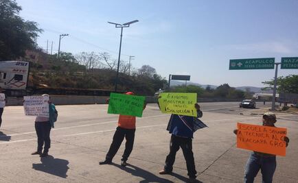 Bloquean padres de familia Autopista del Sol en Guerrero