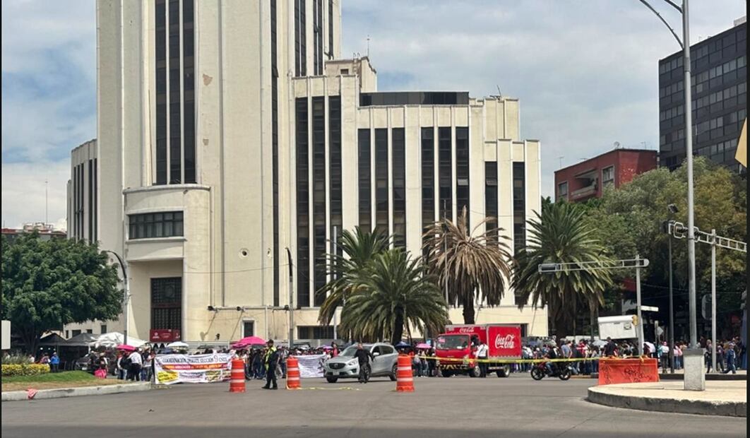 Maestros de la CNTE realizan bloqueos en Circuito Interior y sobre Paseo de la Reforma previo al encuentro con autoridades en la Secretaría de Gobernación en la Ciudad de México, el 28 de mayo de 2025. Foto: Juan Carlos Williams/EL UNIVERSAL
