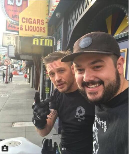 Tom Hardy paga apuesta a DiCaprio y se hace tatuaje