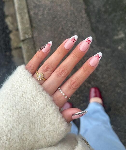 Uñas de moños navideños. Foto: Instagram @staceymachin
