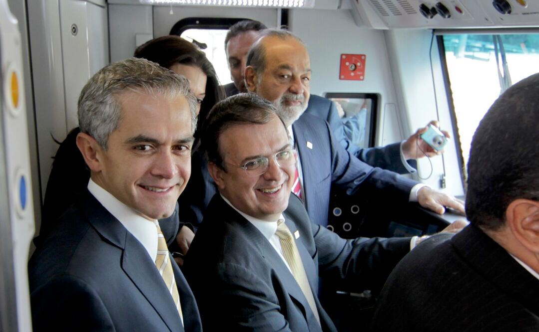Miguel Ángel Mancera, Marcelo Ebrard y Carlos Slim en la cabina de manjeo de un tren de la Línea 12 del Metro, durante la inauguración, el 30 de octubre de 2012. Foto: Archivo El Universal