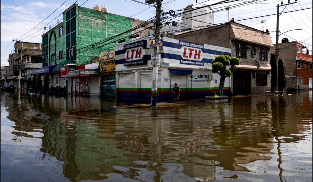 Calles de la colonia Vicente Villada, en Nezahualcóyotl, siguen bajo el agua a días de las intensas lluvias registradas en el Estado de México, el lunes 29 de septiembre de 2025. Foto Hugo Salvador /EL UNIVERSAL