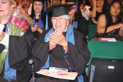 Berta, 2 licenciaturas y una maestría a sus 75 años 