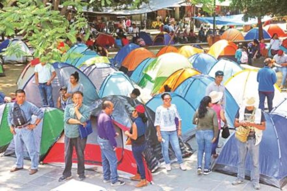 Inician 10 mil profesores paro indefinido en Oaxaca