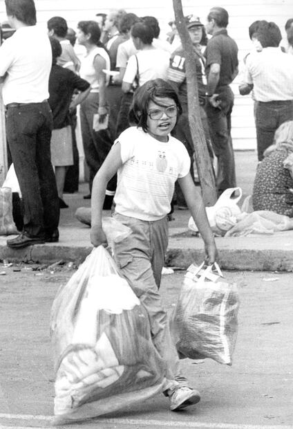 Una menor carga sus pertenencias en la mañana del 21 de septiembre de 1985, tras abandonar su hogar. Los terremotos provocaron la mudanza masiva de capitalinos hacia la periferia de la ciudad y al Estado de México. Foto: Archivo EL UNIVERSAL.