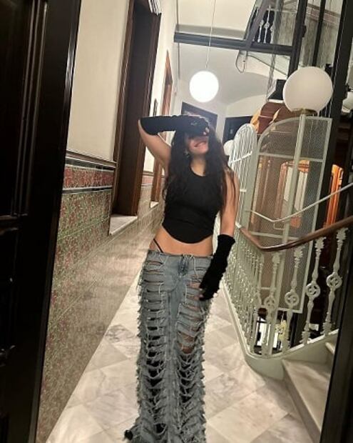 Rosalía tiene la falda de mezclilla más cool, rasgada y a las caderas