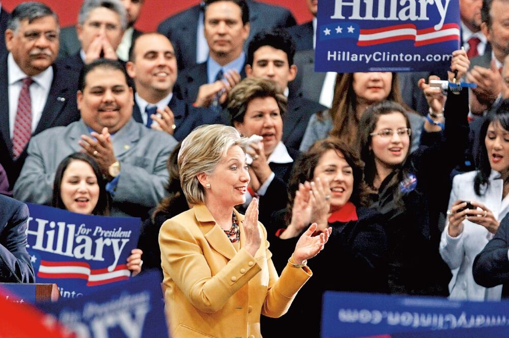 Hillary Clinton, aspirante demócrata a la Casa Blanca, durante su intervención en un mitin en McAllen, Texas, el 13 de febrero de 2008. Su actual contrincante Bernie Sanders le ha quitado parte del voto del electorado femenino (LARRY W. SMITH. EFE)
