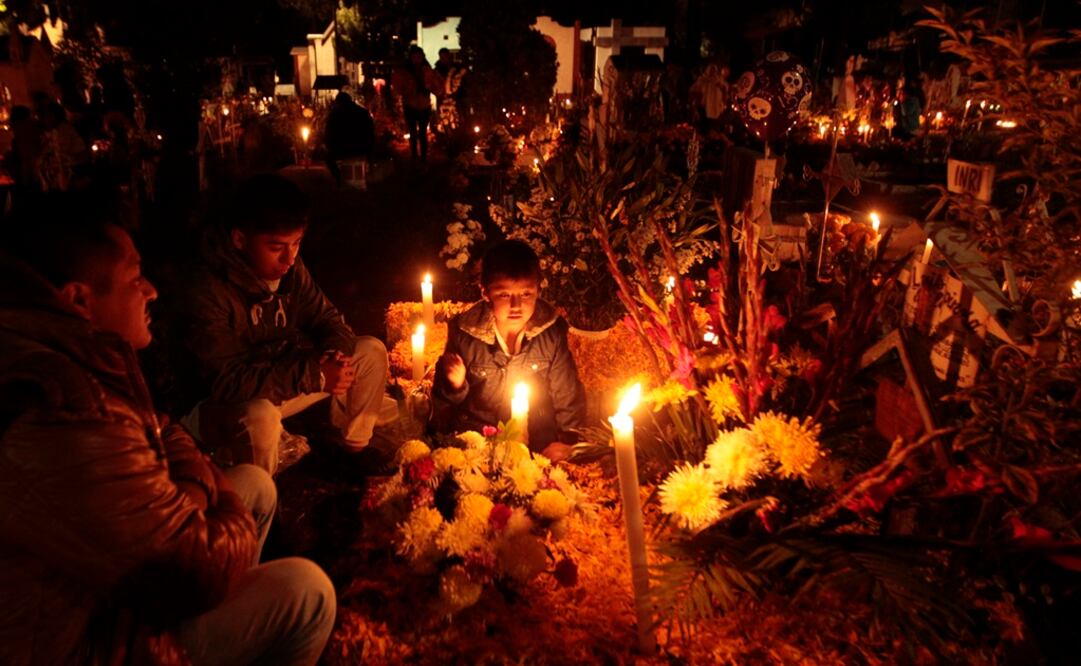 Día de Muertos en el panteón comunal San Gregorio Atlapulco, Xochimilco (Foto: Archivo / EL UNIVERSAL)