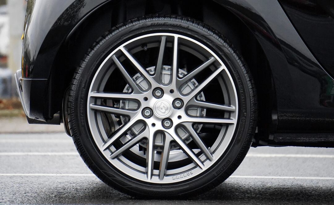 Si te gusta que las llantas de tu auto luzcan relucientes te contamos cómo limpiarlas. Foto: Pexels