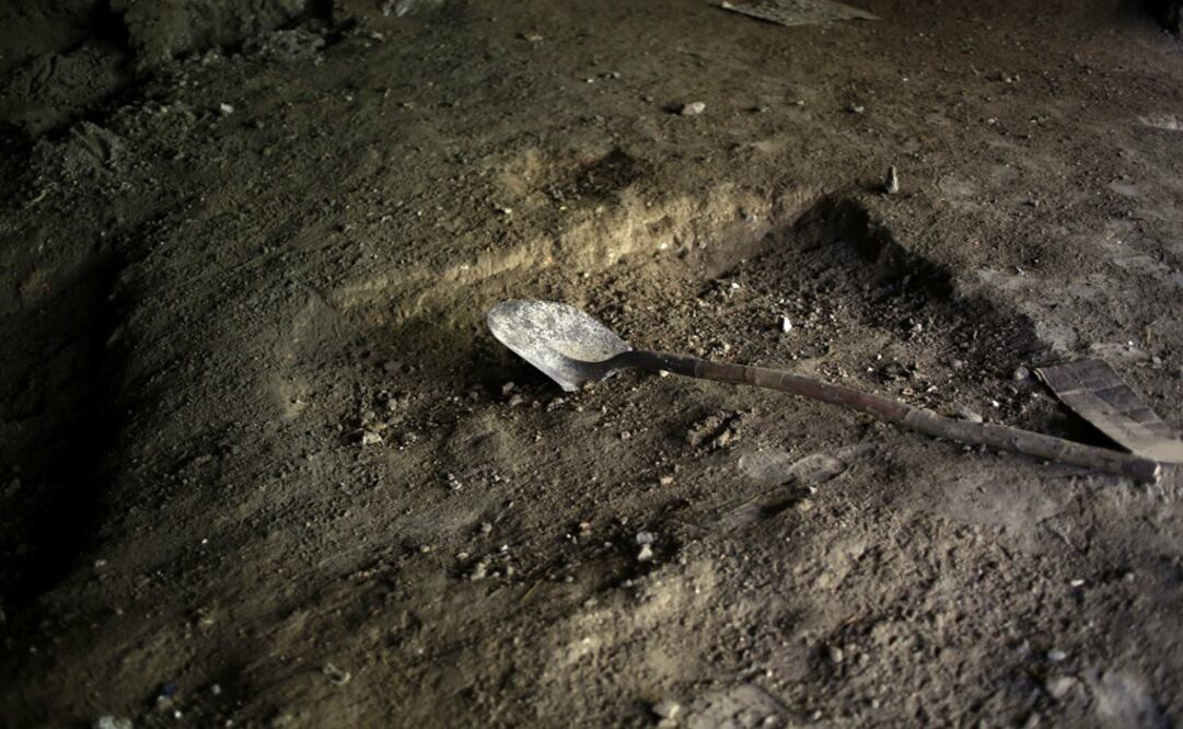 A shovel is seen on an alleged mass grave – Photo: Jorge Dan López/EL UNIVERSAL