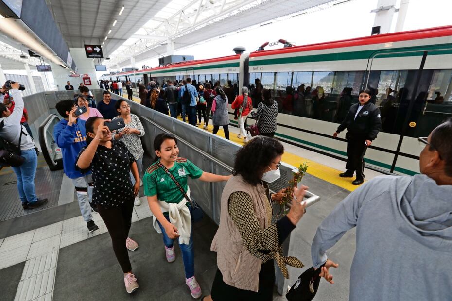 Las personas entraron por primera vez a la terminal del Tren Interurbano con sus cámaras en la mano, en las que registraron el primer viaje de El Insurgente. Foto: Jorge Alvarado / El Universal