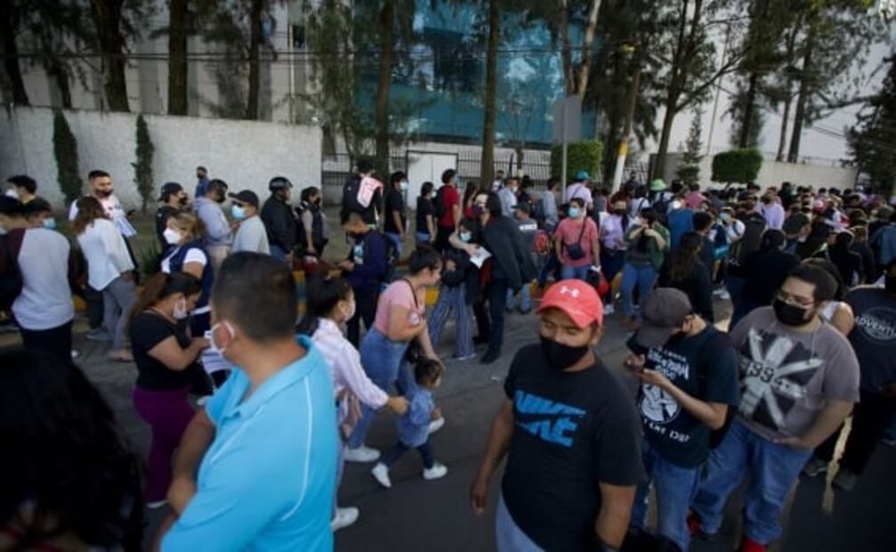 Caos y filas inmensas: así fue la vacunación contra Covid en la Escuela Naval Militar