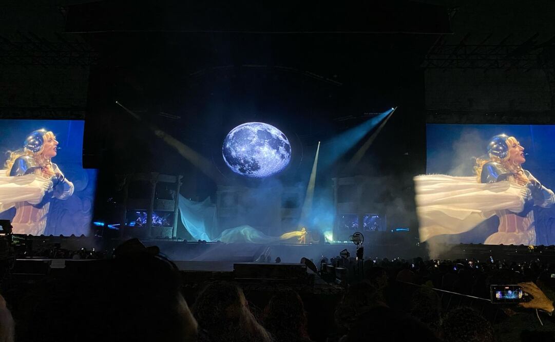 Cuando el vestido rojo gigante se abrió, hubo magia en el lugar: Lady Gaga había comenzado. Foto Especial