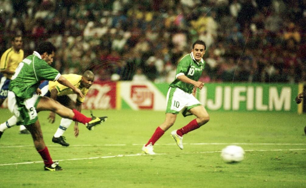 José Manuel Abundis manda pase a Cuauhtémoc Blanco, en la final de la Copa Confederaciones 1999. El tercer lugar del torneo se disputó en el Estadio Jalisco, el 3 de agosto de 1999, entre Estados Unidos y Arabia Saudí, quedando 2 a 0 en favor del equipo americano. Foto: Archivo EL UNIVERSAL.