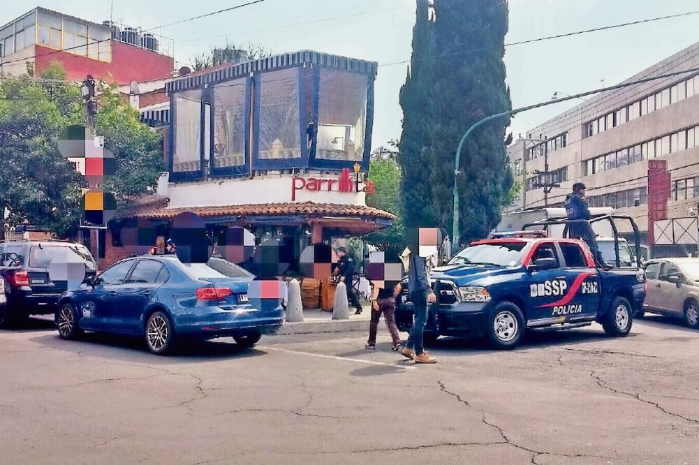 Los cinco presuntos asaltantes de un restaurante en la colonia Del Valle fueron capturados cuando intentaban huir a pie. (CORTESÍA)