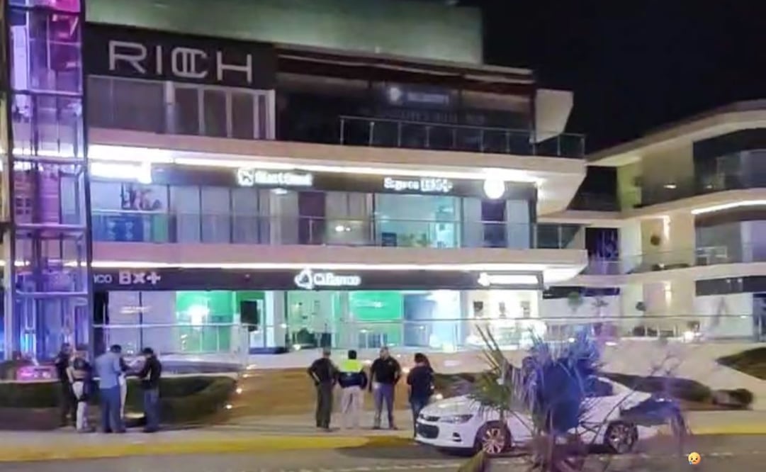 Antro "Rich" en la plaza Alttus en donde fallecieron dos personas. Foto: Especial