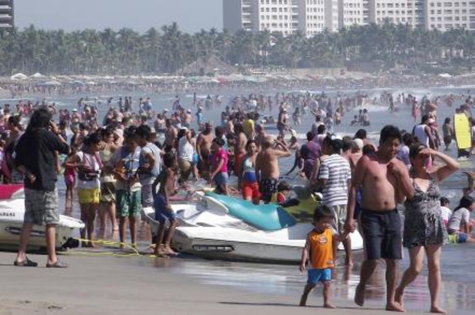 Durante los puentes largos, las playas de Acapulco son visitadas por cientos de turistas nacionales, aunque hay paseantes extranjeros, éstos son los menos. Foto: Especial.