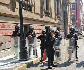 Vandalizan nuevamente el Congreso capitalino