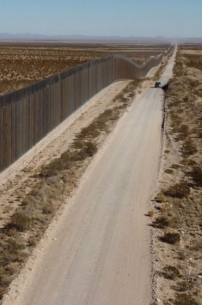"Mexicanos armados" fueron contratados para cuidar el muro de Trump, revela NYT
