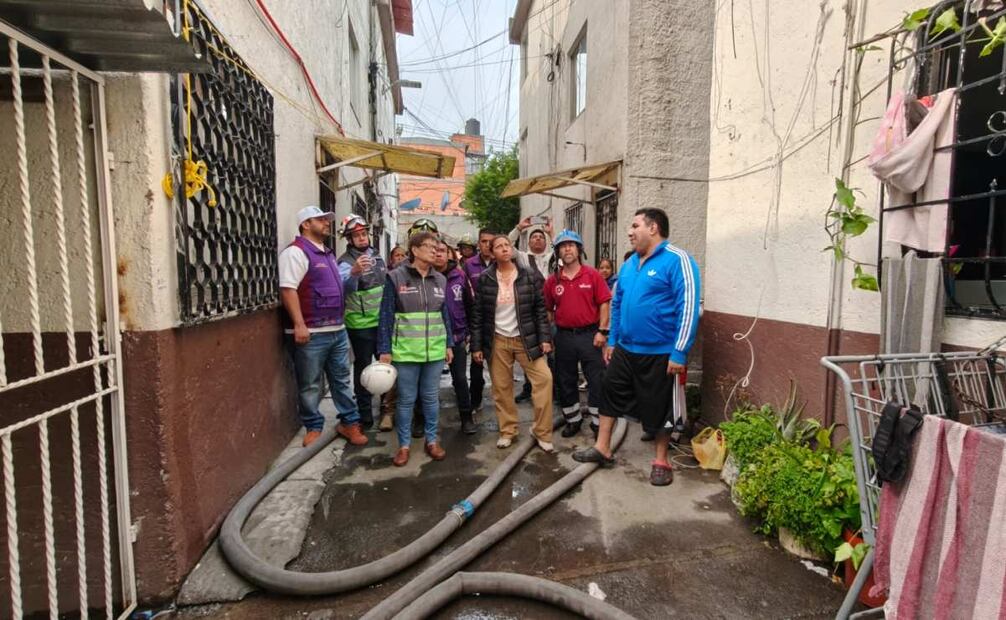 Evelyn Parra instaló carpas y puestos de mando de Protección Civil para brindar atención directa a las más de 50 familias evacuadas por el incendio (08/07/2025). Foto: Especial