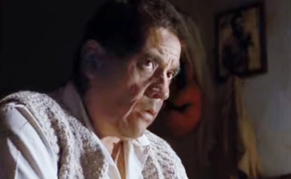 El momento climático para Benjamín llega cuando se pelea a golpes con Leandro, quien espera que Natividad se fugue con él. El otrora boxeador le propina tremenda golpiza, y lo envía al suelo terregoso que hace las veces de lona, restituyendo así su hombría agraviada. Y como por arte de magia, Benjamín abre los ojos a una nueva realidad; una donde se reafirma como varón con todas las de la ley. Y así como para ella alguna vez el confinamiento con Benjamín significó la libertad, también para él, aunque haya sido a través de la brutalidad de la violencia. Escena tomada de Youtube.