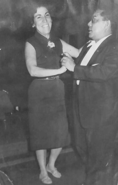 El director de la Matancera Rogelio Martínez baila con María de la Luz Domínguez, en la Terrazza Cassino en 1960. /Cortesía de la familia