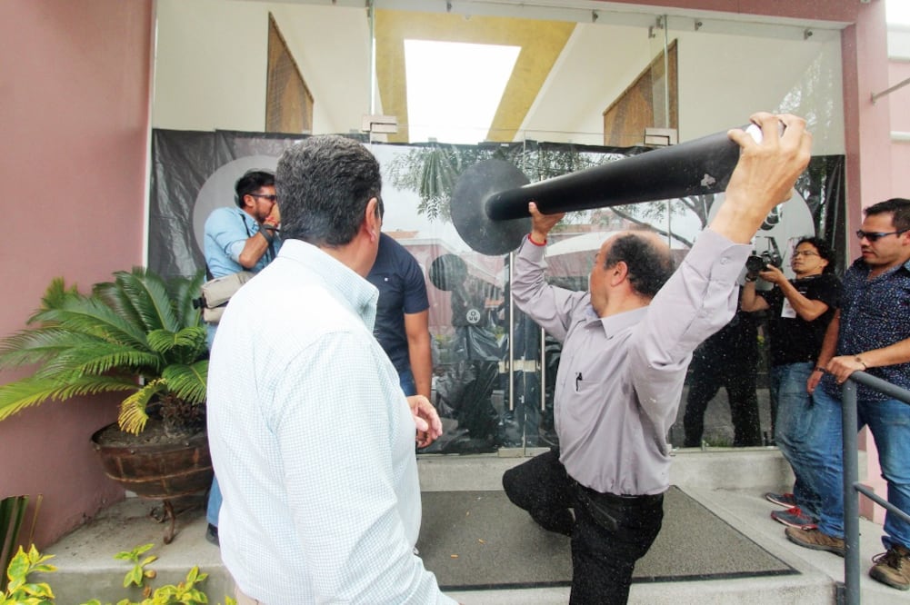 El pleito entre morenistas y panistas dejó sillas, mesas y ventanales destru i do s. Elementos policiacos resguardaron la zona para evitar que creciera la gresca . (OMAR CONTRERAS. EL UNIVERSAL)