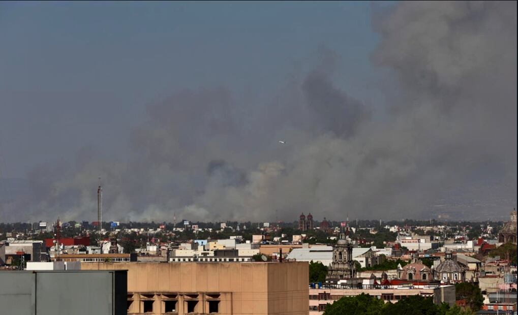 Incendio arrasa pastizales cerca del parque Lago de Texcoco afectando la autopista Peñón-Texcoco impidiendo la visibilidad de los automovilistas, el lunes 14 de abril de 2025. Foto: Valente Rosas/EL UNIVERSAL