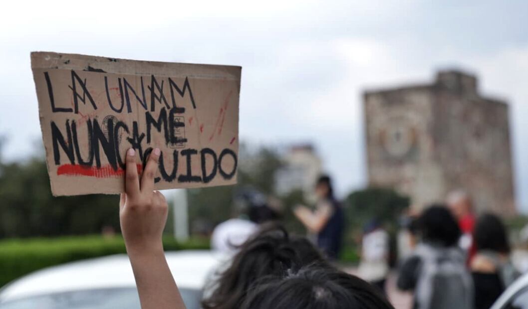 Estudiantes y padres de familia del Colegio de Ciencias y Humanidades Sur marcharon en silencio hacia Rectoría de la UNAM, para exigir medidas de seguridad en el plantel, el miércoles 24 de septiembre de 2025. Foto: Fernanda Rojas/EL UNIVERSAL