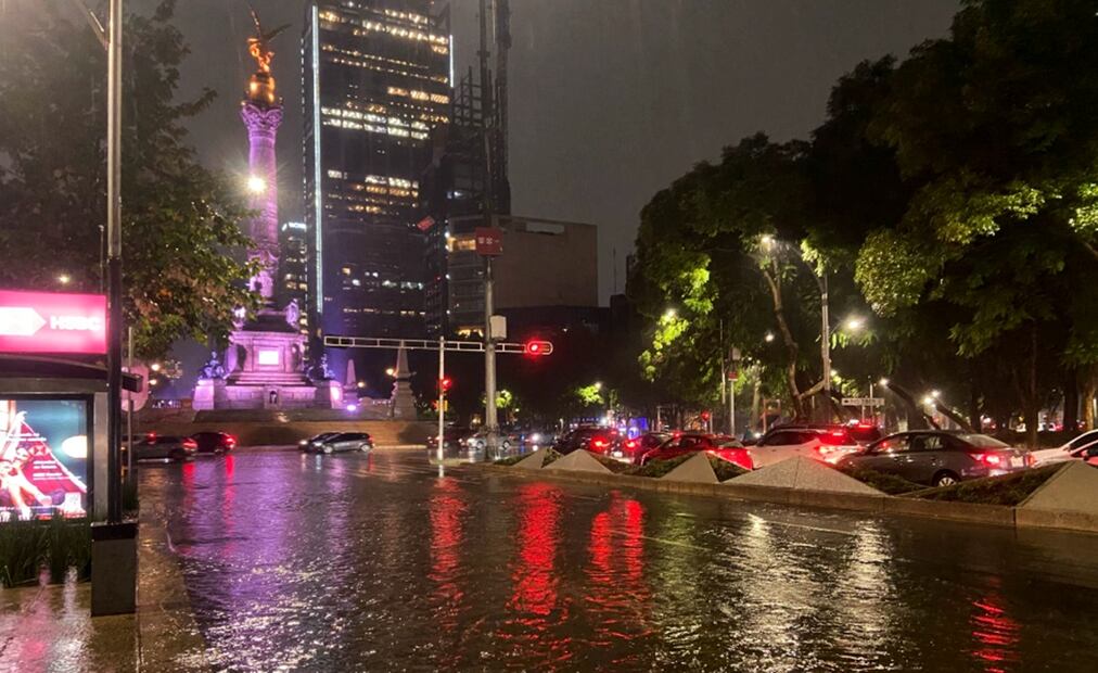 La fuerte lluvia que cayó este miércoles generó diversos encharcamientos en las principales vialidades de la Ciudad de México, el 16 de julio de 2025. Foto: Juan Carlos Williams/EL UNIVERSAL