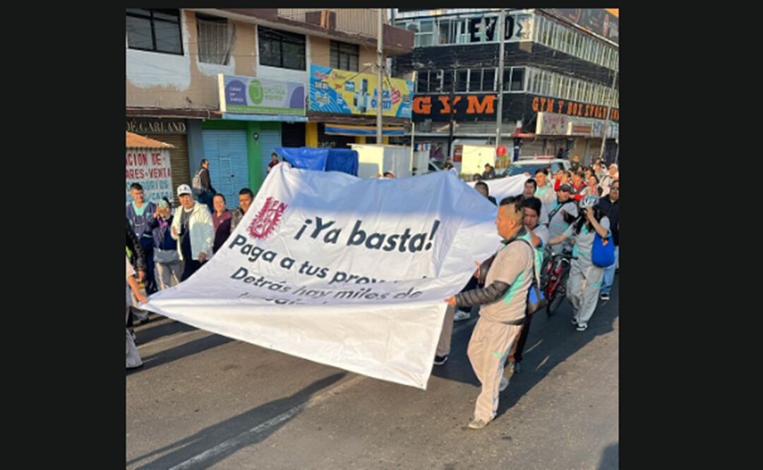 Personal de limpieza que brinda servicios al Instituto Politécnico Nacional (IPN) realizó un bloqueo en Circuito Interior y San Cosme. Foto: especial