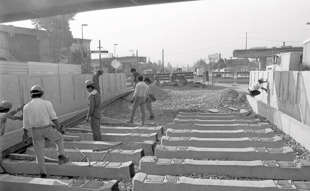 Labores de la Línea 8 en 1993. Para cuando el INAH impidió la construcción de la ruta a través del Centro Histórico, en 1983, el regente Ramón Aguirre aseguró que el proyecto obedecía a una “consulta popular y no en una decisión autoritaria ni arrogante”, como denunciaron los arqueólogos. Foto: Guillermo González/Archivo EL UNIVERSAL.