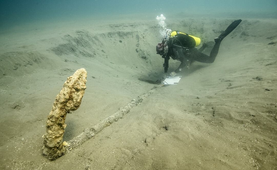 According to doctor Roberto Junco Sánchez, head of INAH’s Underwater Archeology Subdirectorate (SAS), the anchor, which was found 12 meters below surface, is of European origin - Photo: INAH