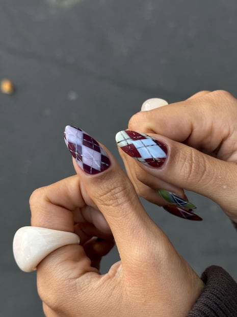 Uñas con diseño argyle en acabado pulido, combinando rombos contrastantes y líneas finas. Foto: Instagram @chummy.nails