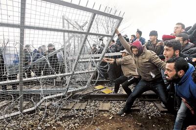 Se desata caos en frontera Grecia-Macedonia