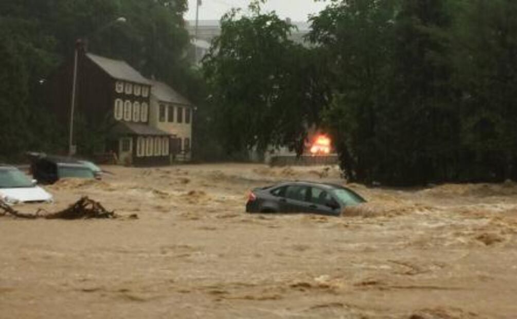 Inundaciones dejan varados cientos de autos en Maryland