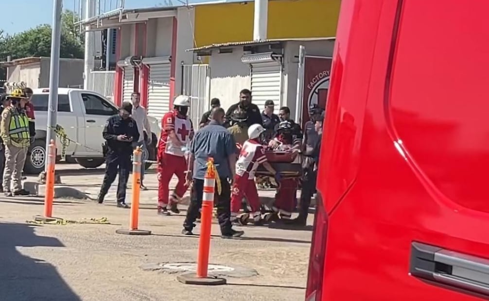 Paramédicos atienden a hombre lesionado (01/10/2025). Foto: Especial
