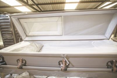 Dejan a joven muerto dentro de un ataúd en la puerta de su madre en Guanajuato; presentaba signos de violencia 