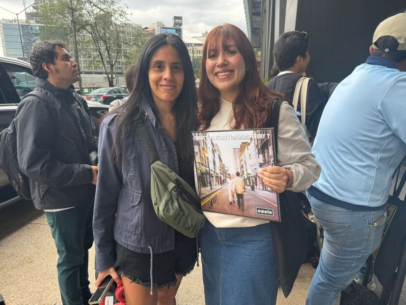 Paula Baz y Scarlet, fans de Oasis. Foto: César González/ EL UNIVERSAL
