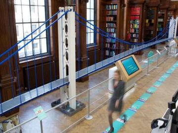 Conoce el puente más largo del mundo hecho de figuras Lego