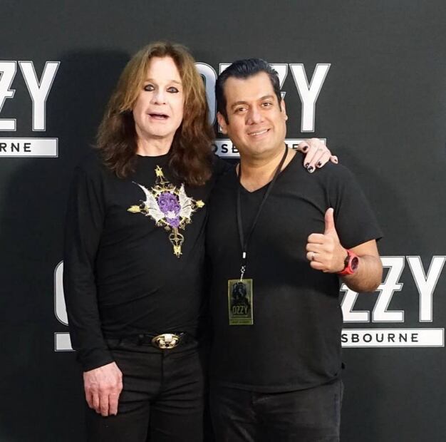 "Es el tesoro metalero más valioso que tengo", escribió Sergio Gutiérrez Luna sobre su foto con Ozzy Osbourne en 2018. Foto: Especial