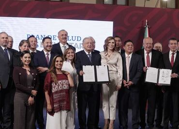AMLO firma acuerdo con 23 gobernadores para garantizar servicios médicos y medicamentos gratuitos