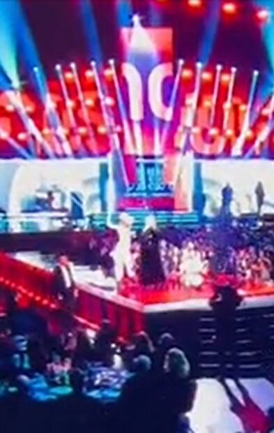 La reacción de Avril Lavigne ante una mujer que subió al escenario sin camisa en los Premios Juno