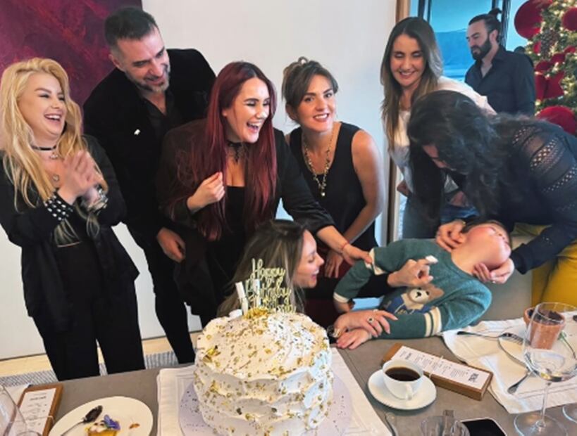 Dulce María en compañía de su hermana, su esposo y amigas, en la celebración de su cumpleaños.
Foto: Instagram