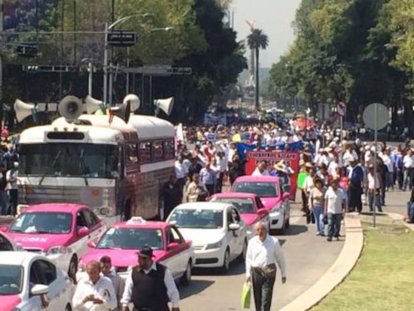 Taxistas se movilizan hacia Gobernación contra Uber