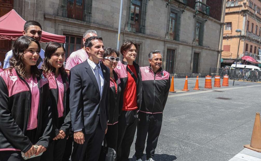 Claudia Sheinbaum recibe a clavadistas mexicanos, entre ellos Osmar Olvera, tras participación en Singapur. Foto: Gabriel Pano/ EL UNIVERSAL