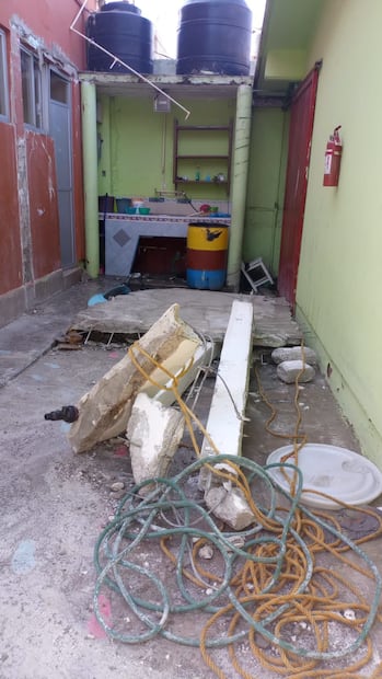 Se rompe techo de un prescolar de Ecatepec y le cae en la cabeza a la conserje