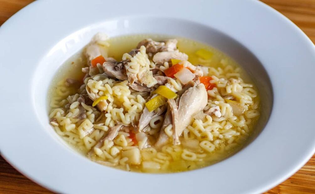 Puedes hacer caldo de pollo con pasta. Foto: Pixabay.